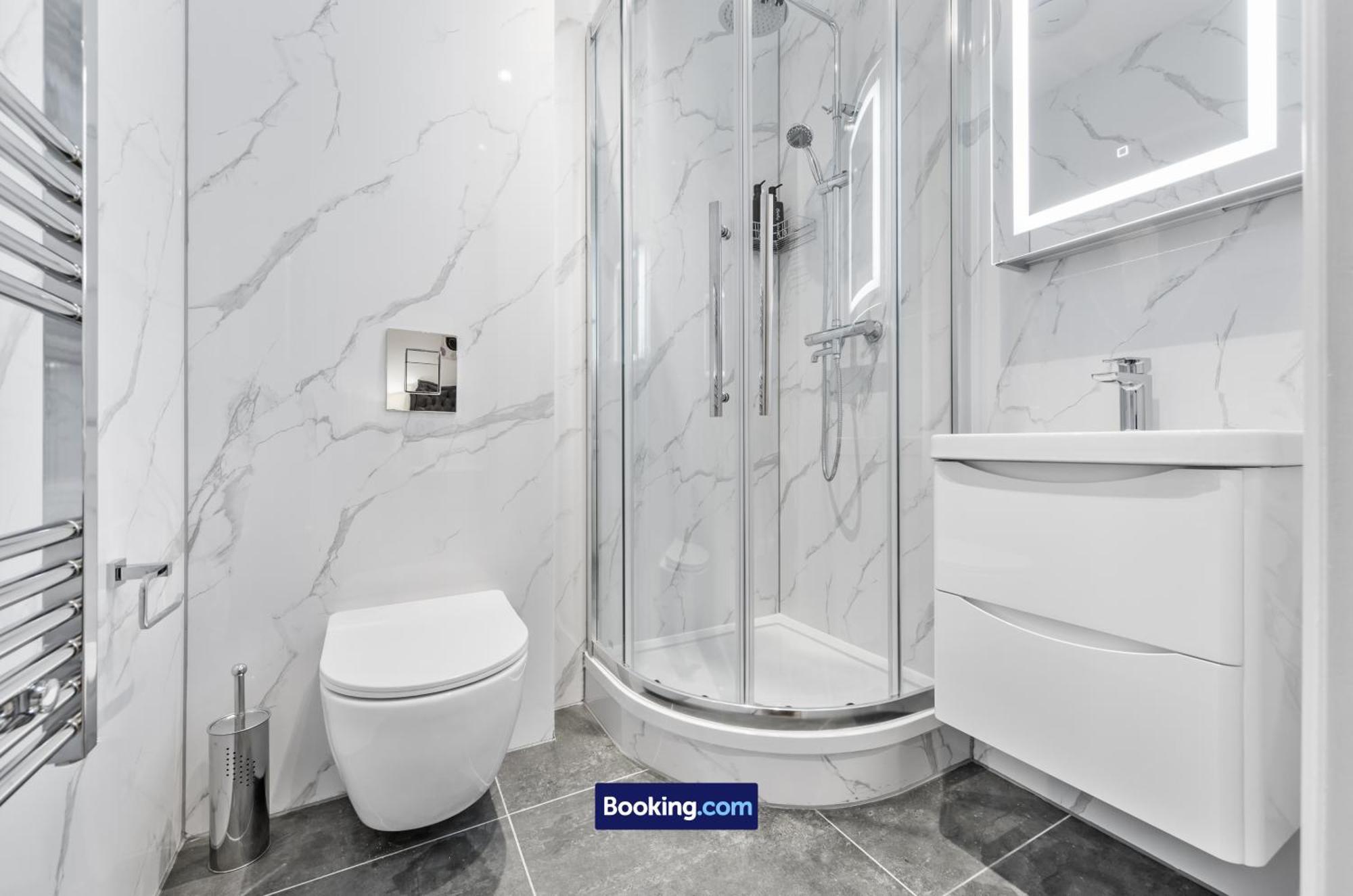 Modern, & Comfy By Smart Short Lets & Serviced Deptford With Free Wifi London