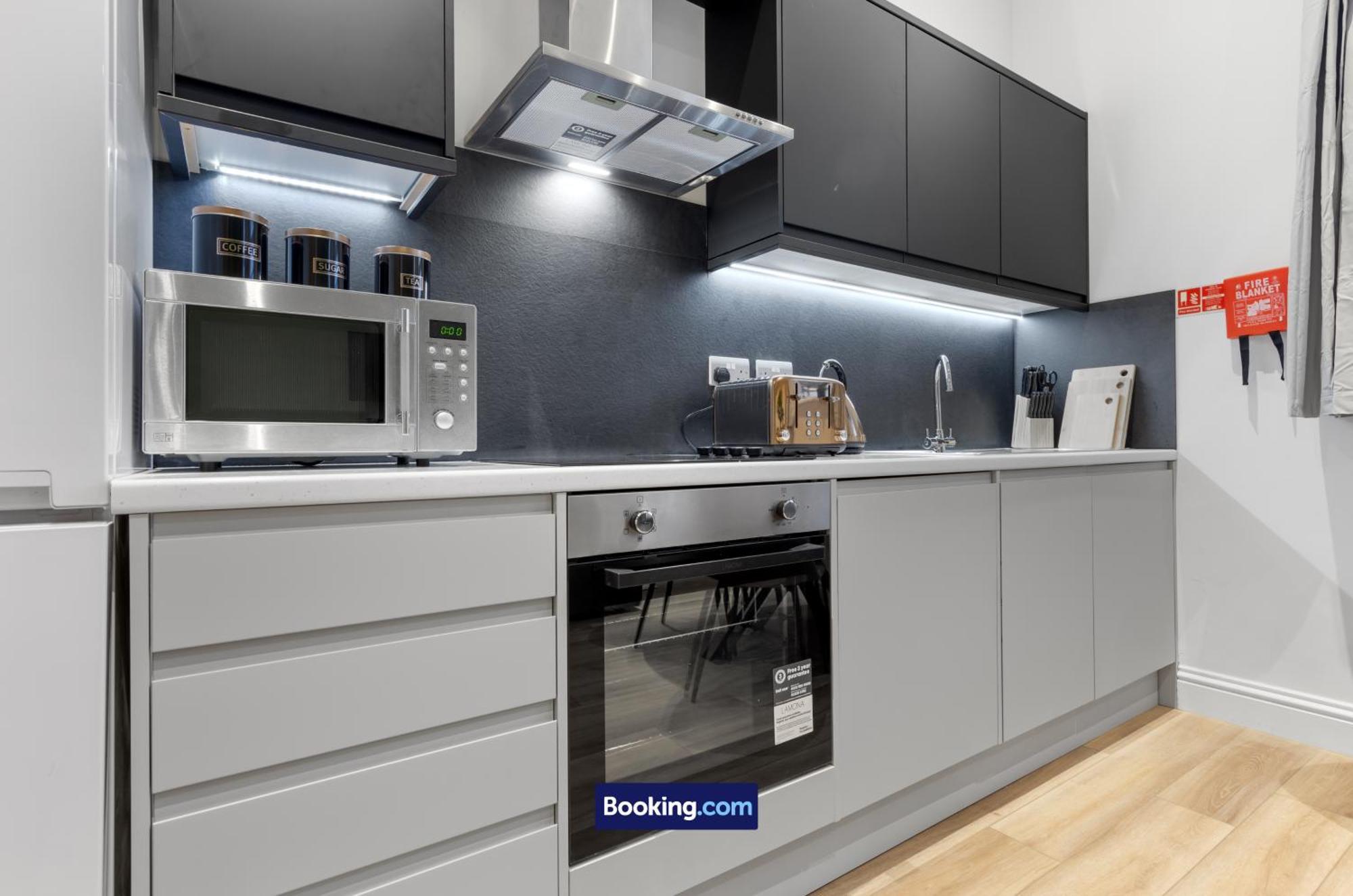 Modern, & Comfy By Smart Short Lets & Serviced Deptford With Free Wifi London