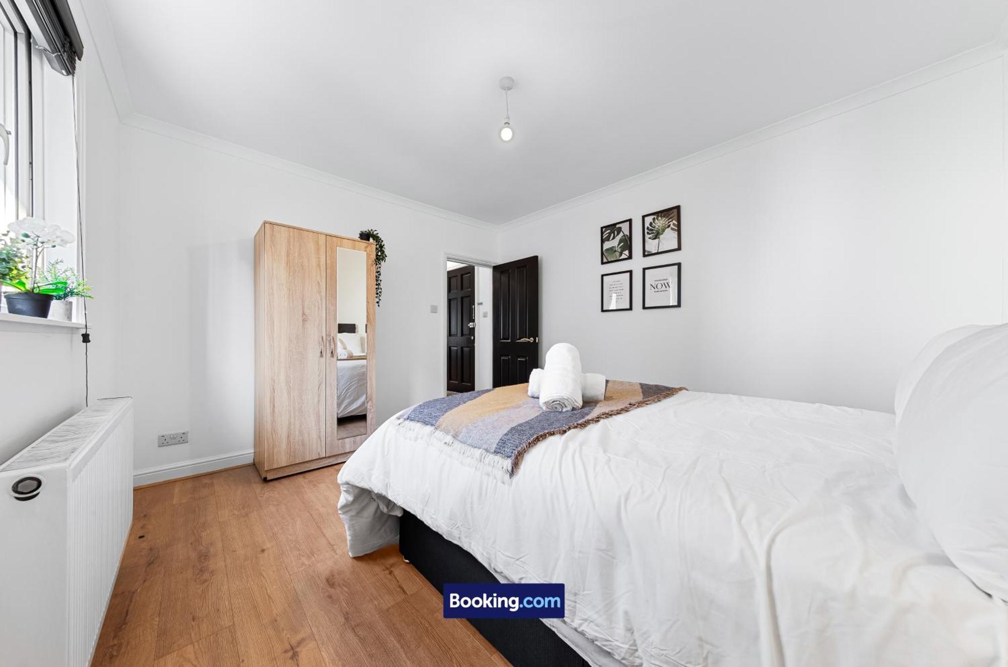 Modern, & Comfy By Smart Short Lets & Serviced Deptford With Free Wifi London