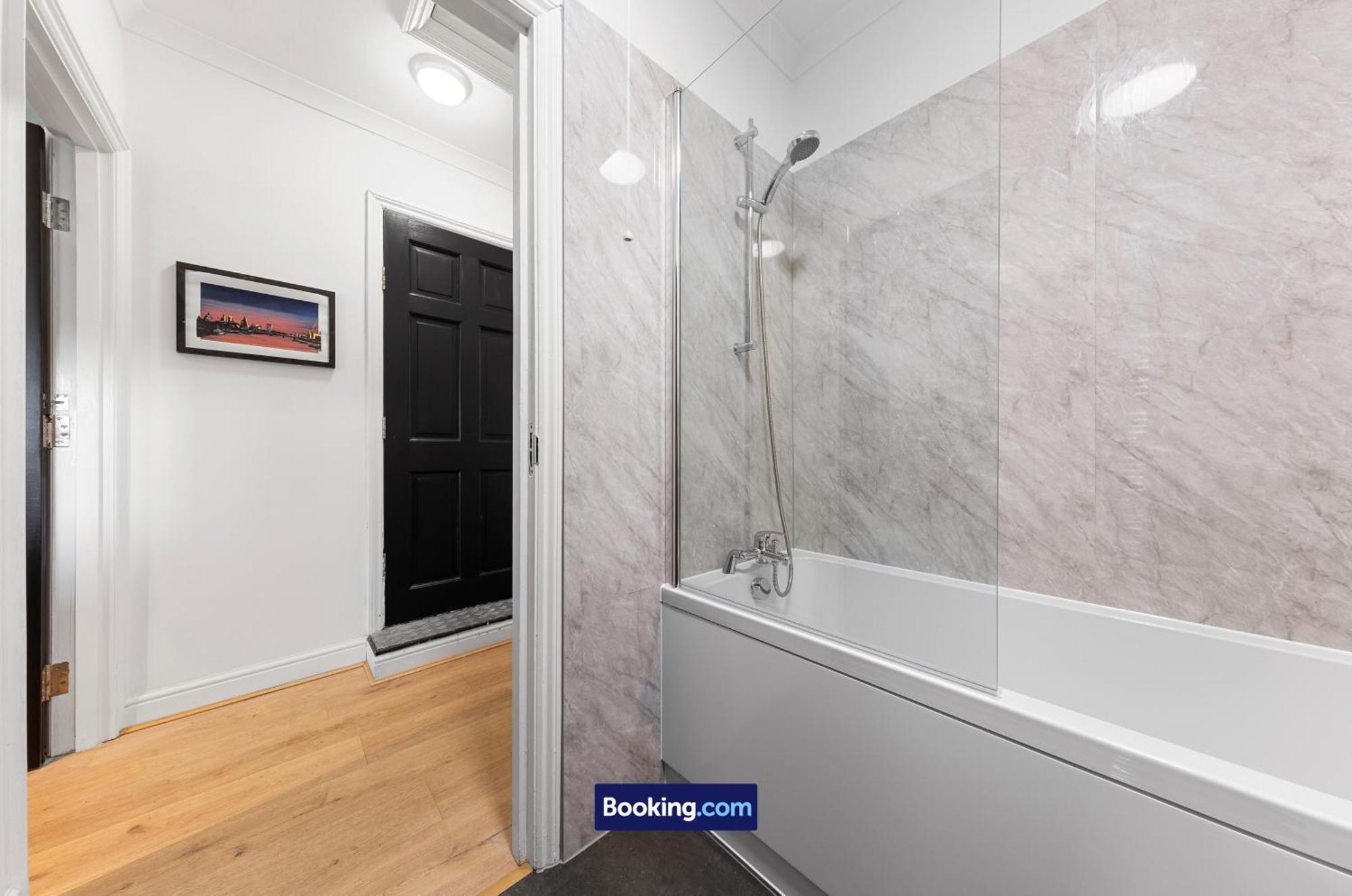 Modern, & Comfy By Smart Short Lets & Serviced Deptford With Free Wifi * London